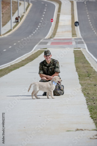 Homem e mulher militar brincando com cachorro Golden Retriever . 