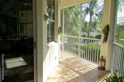 Cuadro en lienzo second story screened in balcony of high rise apartment in Florida showing exter