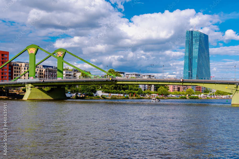 Frankfurt am Main Skyline, Business Stadt in Deutschland, Aufnahme vom 31.07.2021