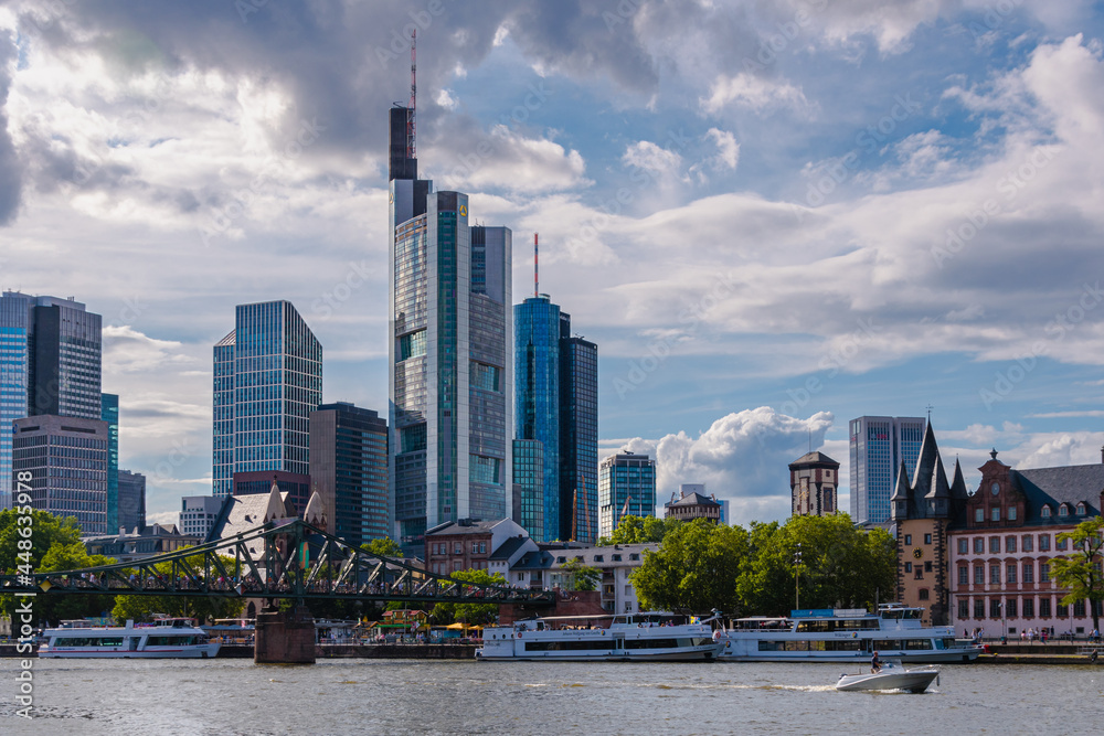Frankfurt am Main Skyline, Business Stadt in Deutschland, Aufnahme vom 31.07.2021