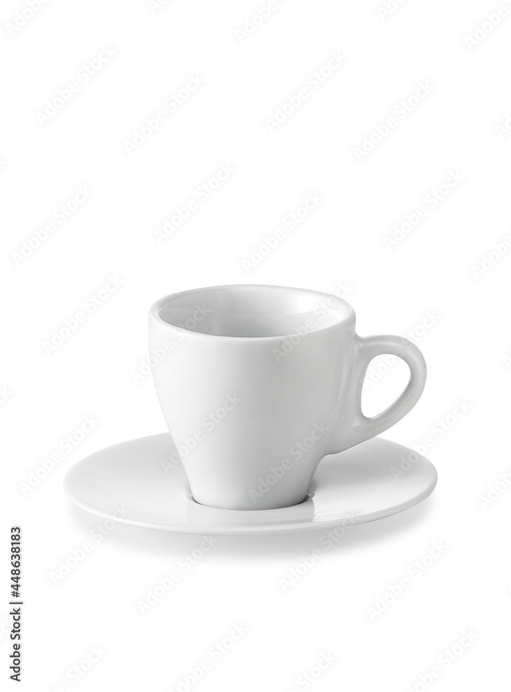 Xícara de louça para café com pires isolada e em ponto de vista frontal Xícara de louça para café com pires isolada e em ponto de vista frontal