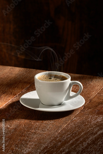  Xícara de café isolado em fundo de madeira rústica, na vertical.