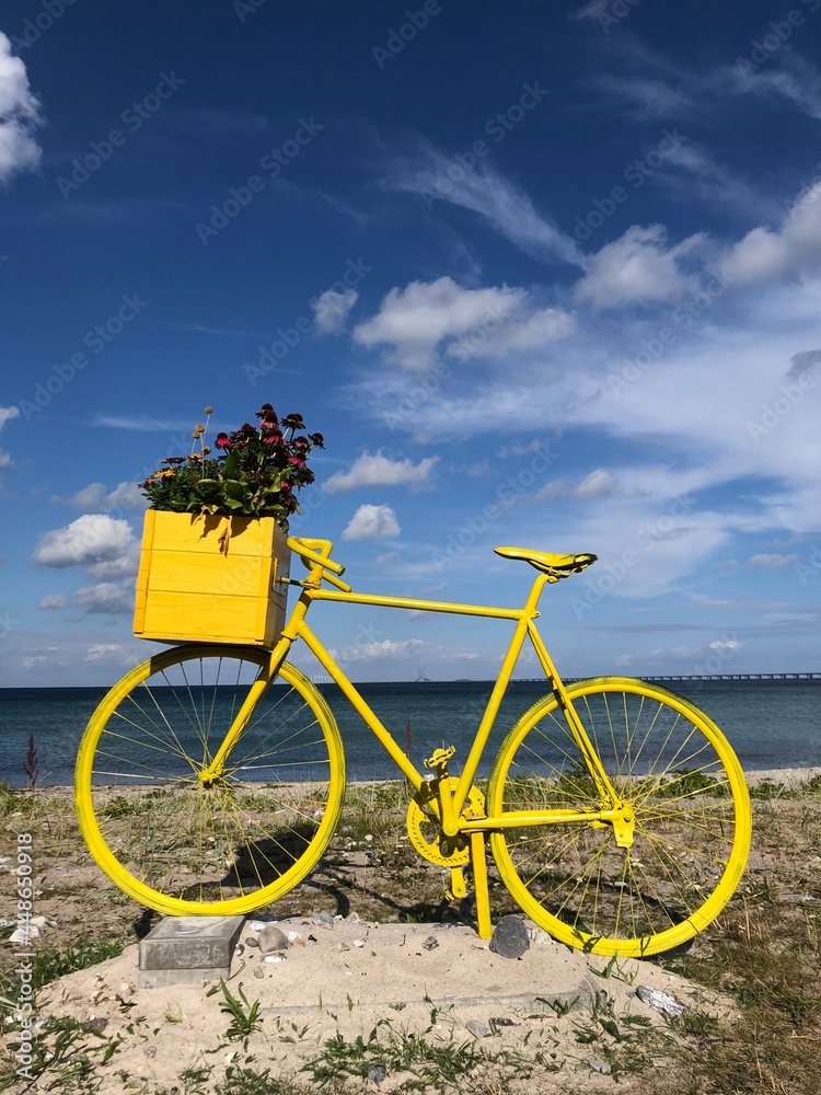 Fototapeta premium Old, yellow bike placed by the sea