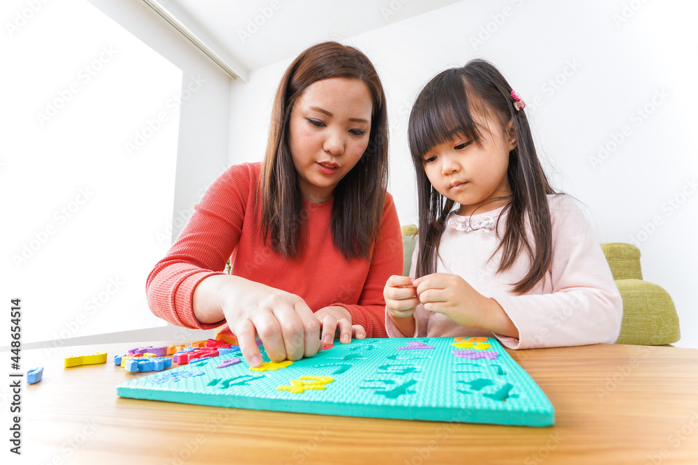 家で勉強をする親子 家で勉強をする親子