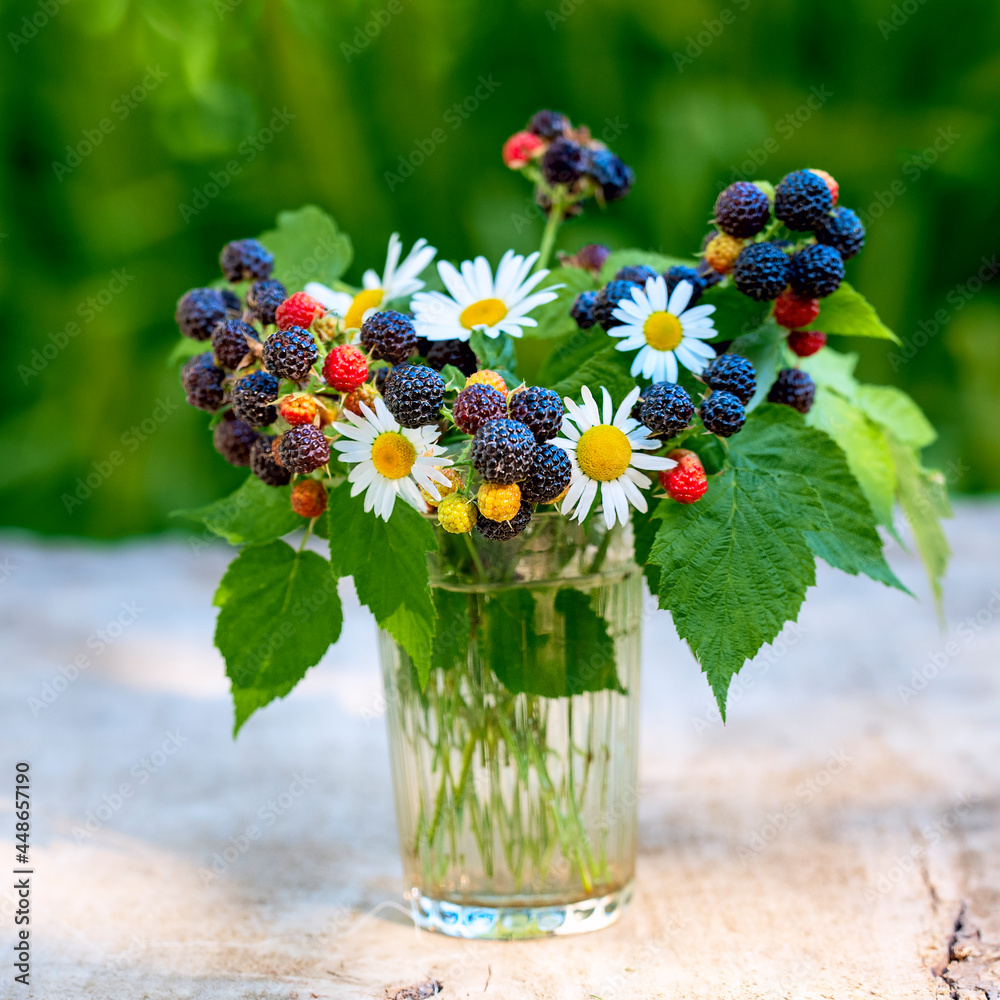 Obraz premium an amazing summer bouquet of blackberries and chamomile flowers
