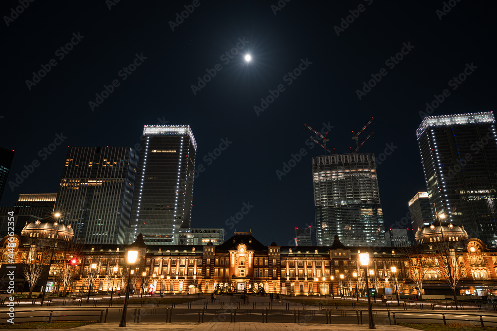 Fototapeta premium 夜の東京駅と満月