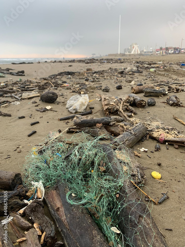 Playas contaminadas con basura de todo tipo, plásticos y redes de pesca 
