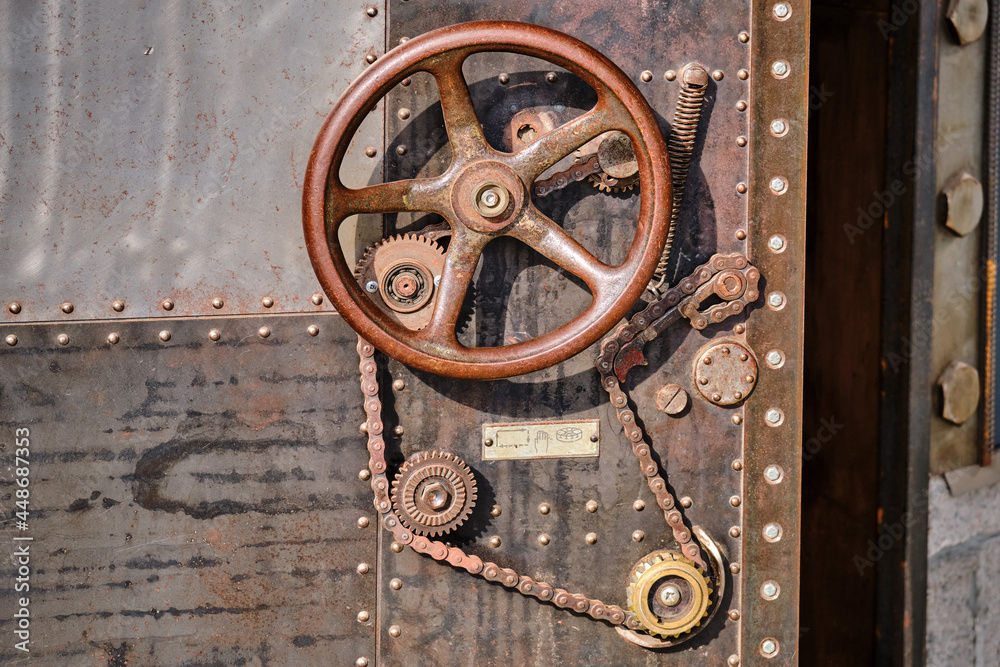 Obraz premium Vintage door closing mechanism, retro lock with chain and round wheel