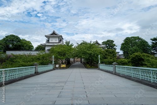 石川県金沢市にある兼六園周辺の風景 Scenery around Kenrokuen Garden in Kanazawa City, Ishikawa Prefecture, Japan. © Hello UG