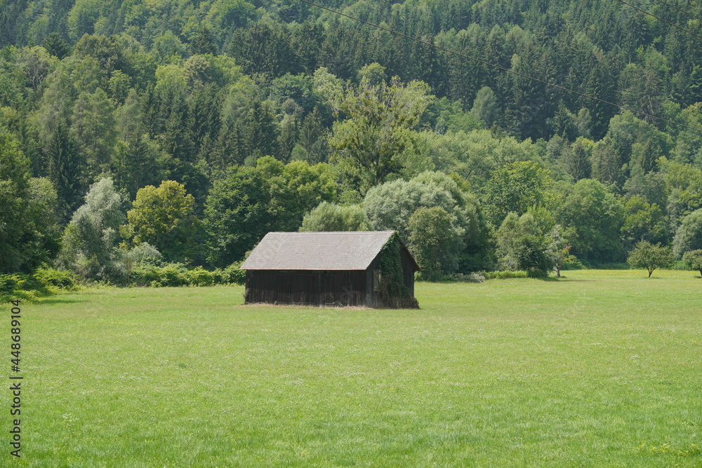 Obraz premium MTB rund um die Gerlitzen: Schöne Scheune