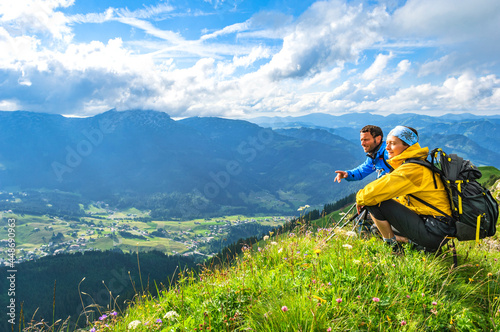Zwei Wanderer genießen den Bergsommer. © ARochau