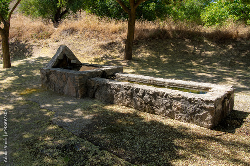Fuente de agua de piedra en Tielmes photo