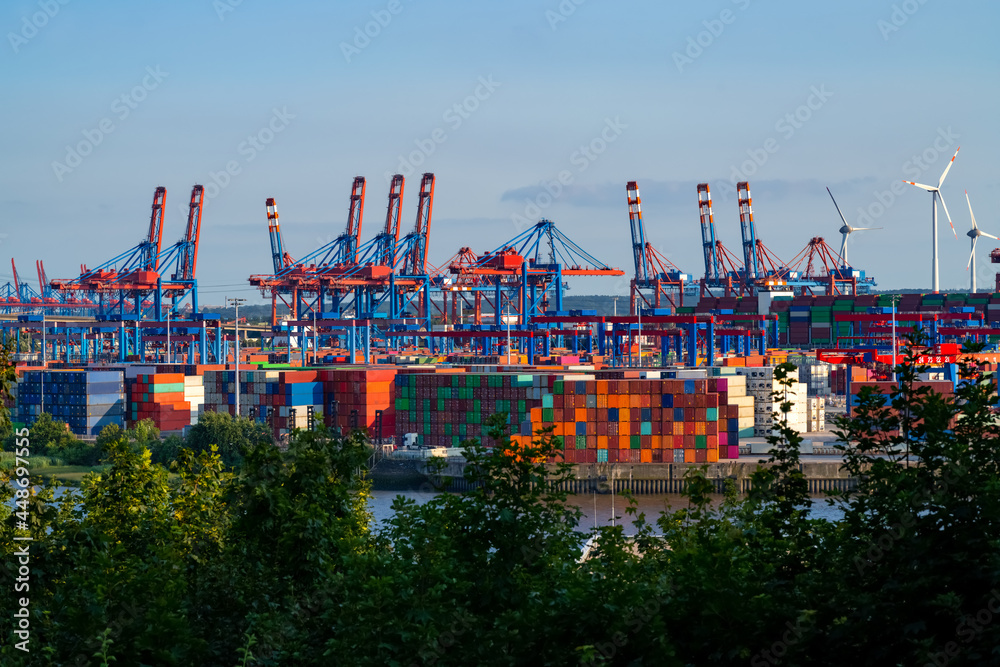 Hamburg Hafen Elbe Container Terminal Kräne Ladung Schiffe rot blau Panorama Elbchaussee Technik Logistik Welthandel Globalisierung Transport Austausch Aussicht Transport Fluss Nordsee Stapel 
