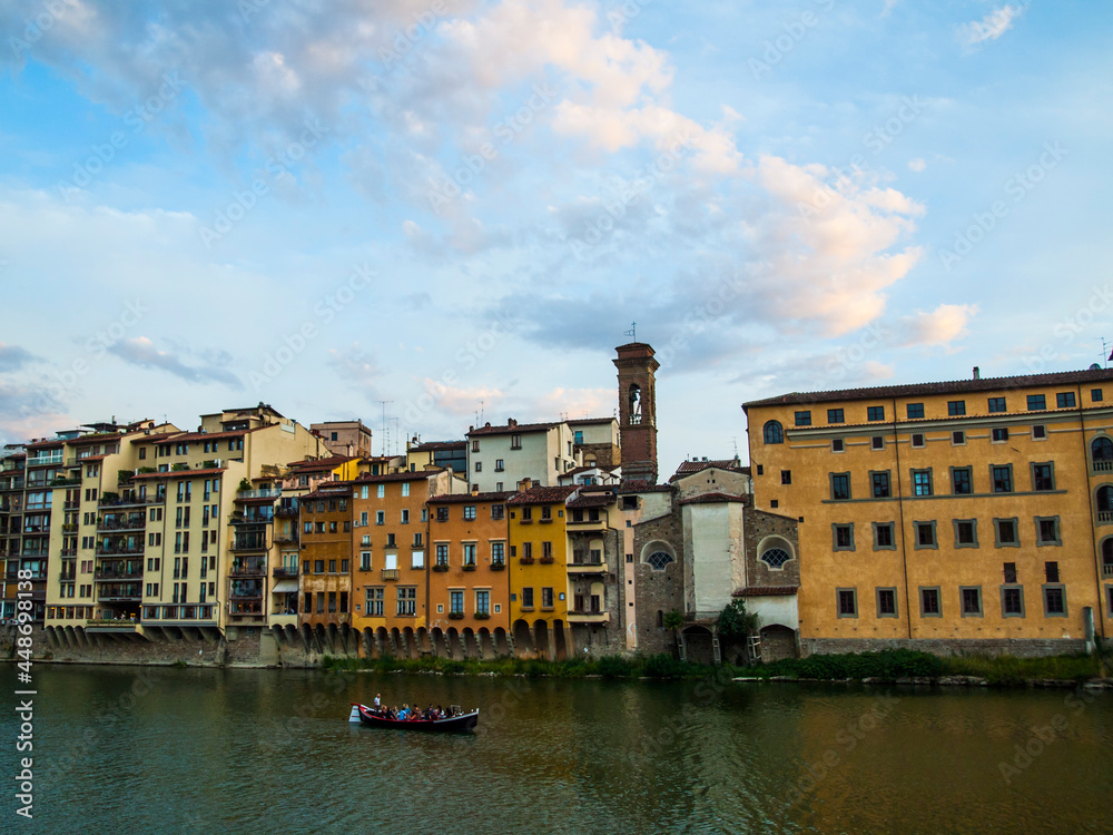 Fototapeta premium Italia, Toscana, Firenze, case sul lungarno al tramonto.