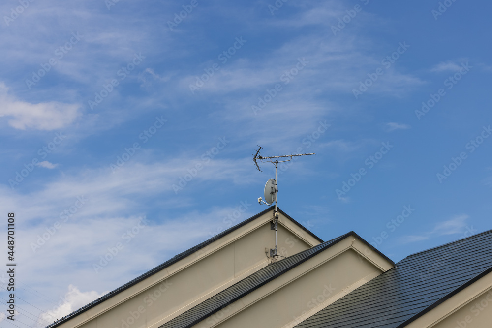 一戸建ての家の屋根に設置されたテレビ用受信アンテナ