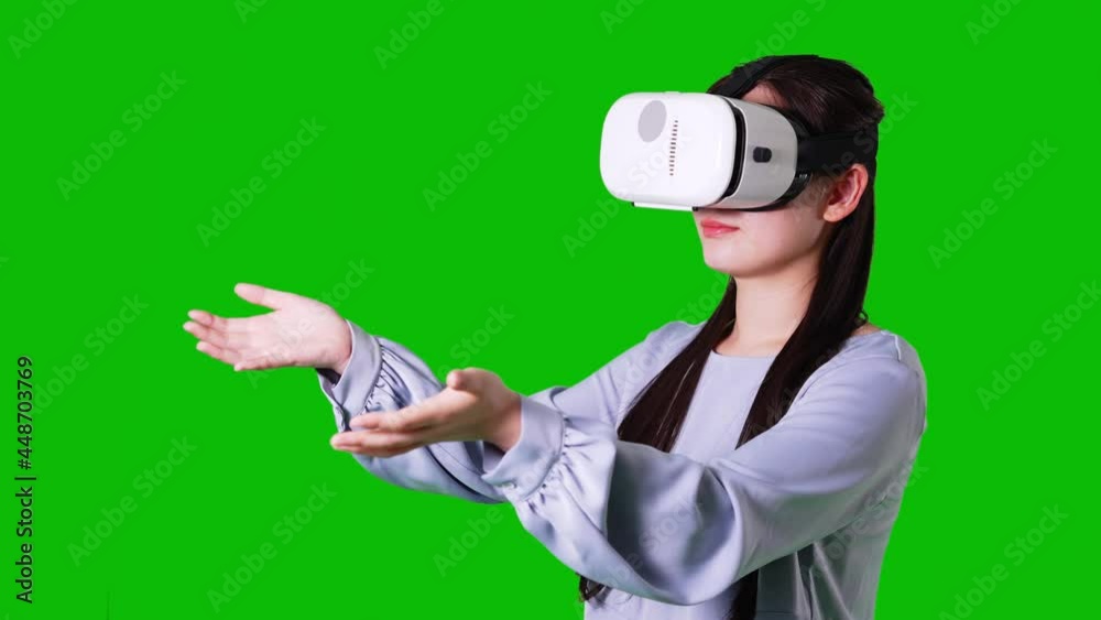 VRゴーグルを装着した女性 クロマキー合成用グリーンバック VRゴーグルを装着した女性 クロマキー合成用グリーンバック