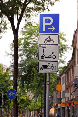 parkplatz für motorrad, e-roller und lastenfahrrad