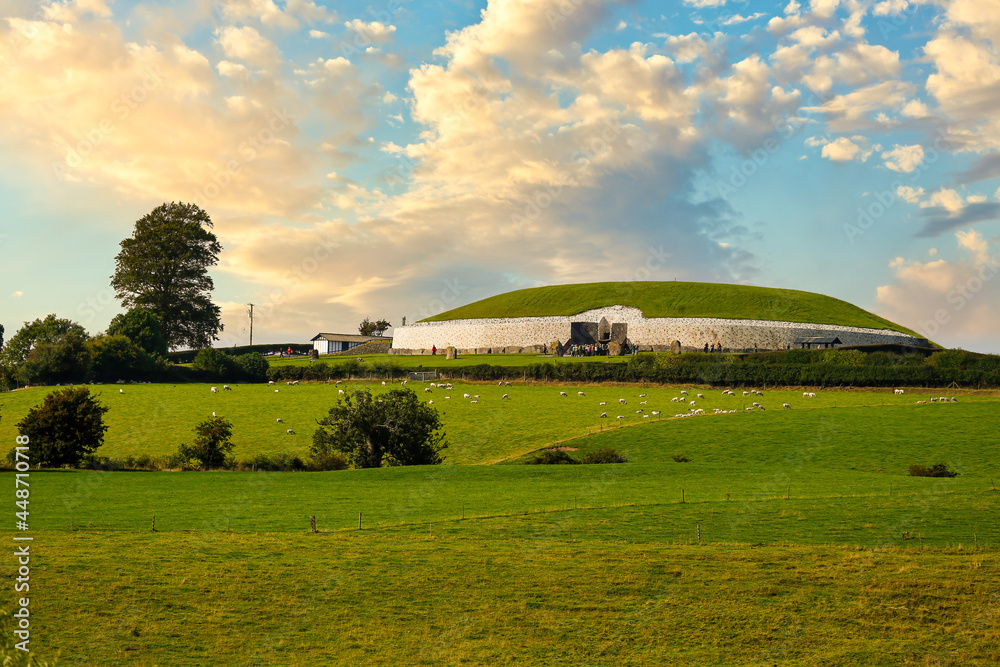 Fototapeta premium Newgrange. the famous megalithic passage tomb built by celtic druids - Irland