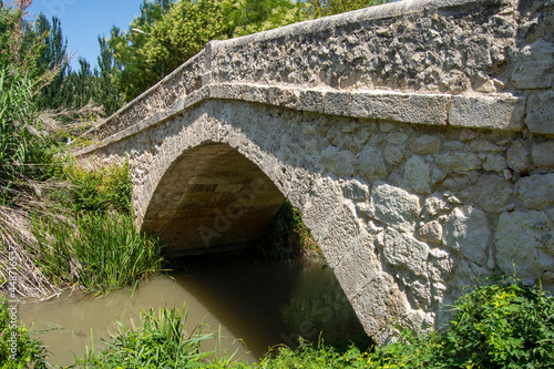 Antiguo puente de piedra en Tielmes sobre el río Tajuña photo