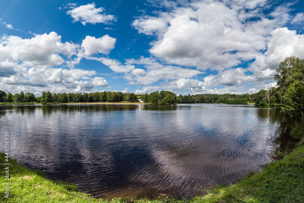 Vigeois (Corrèze, France) - Vue panoramique du lac de Pontcharal en été Vigeois (Corrèze, France) - Vue panoramique du lac de Pontcharal en été