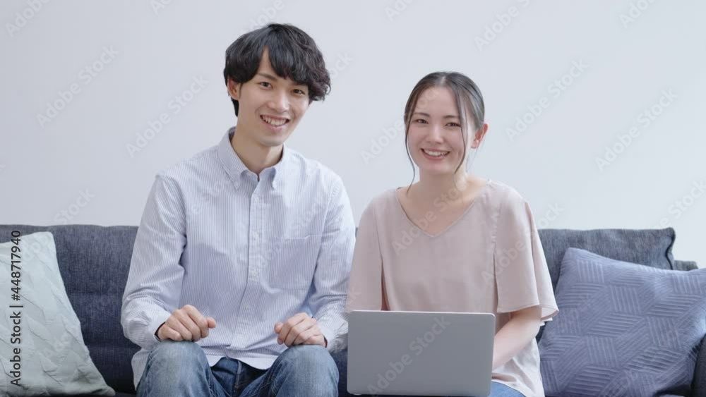 パソコンを見る夫婦・カップル パソコンを見る夫婦・カップル