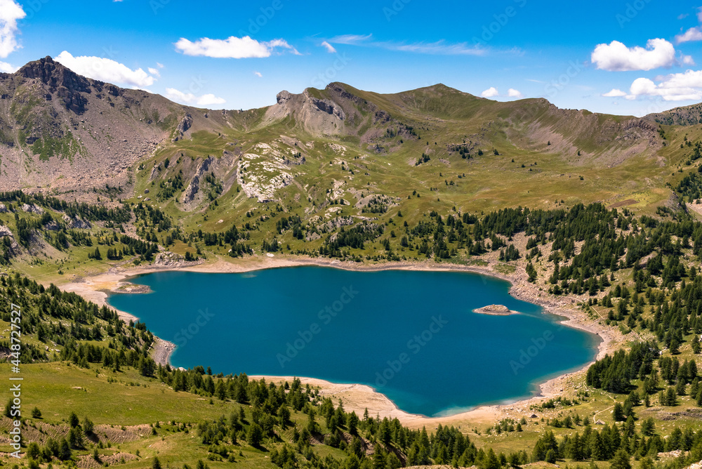Fototapeta premium Le lac d'Allos dans le Parc National du Mercantour