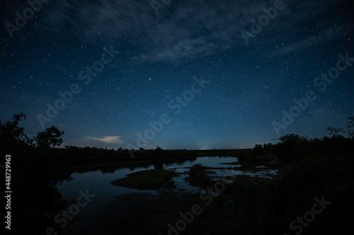 Idyllischer See mit Sternenhimmel © thongsee