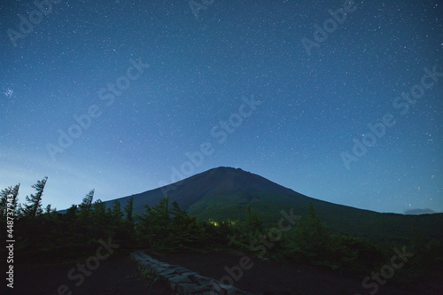 フルーアワーの星空富士山