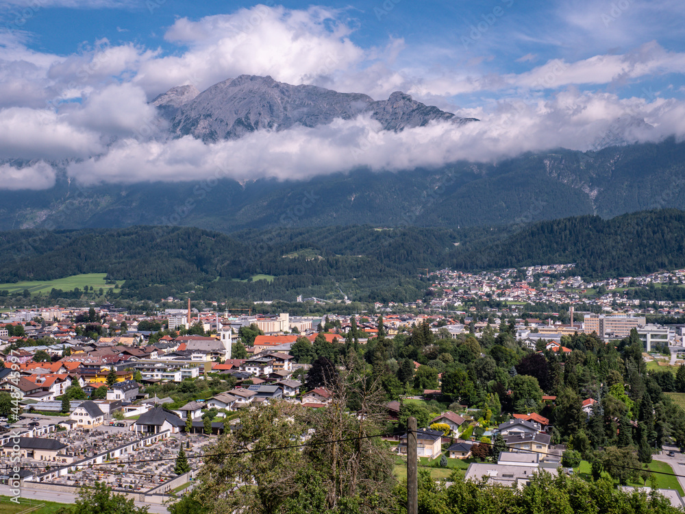 Stadtpanorama von Wattens in Tirol Österreich