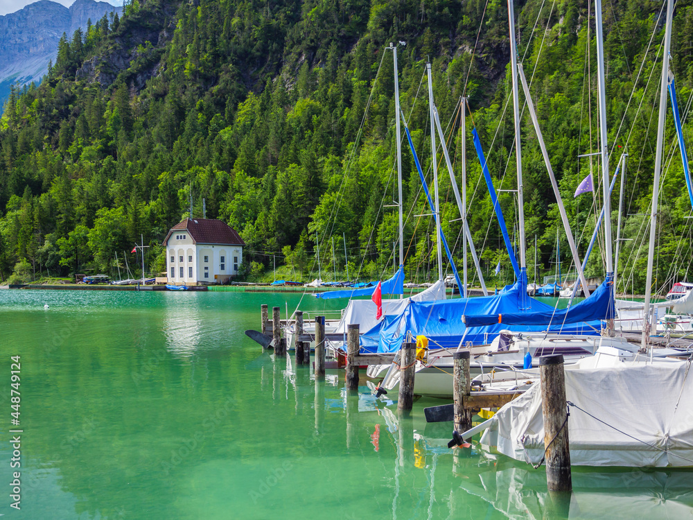 Obraz premium Lake in Austria with mountains and boats