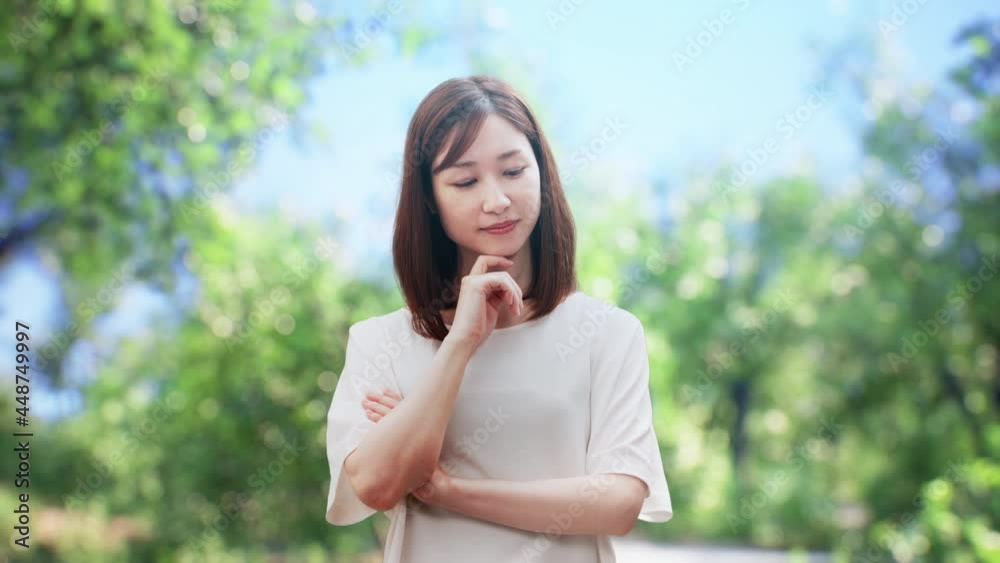 木々の前に立つ白い服を着た女性 木々の前に立つ白い服を着た女性
