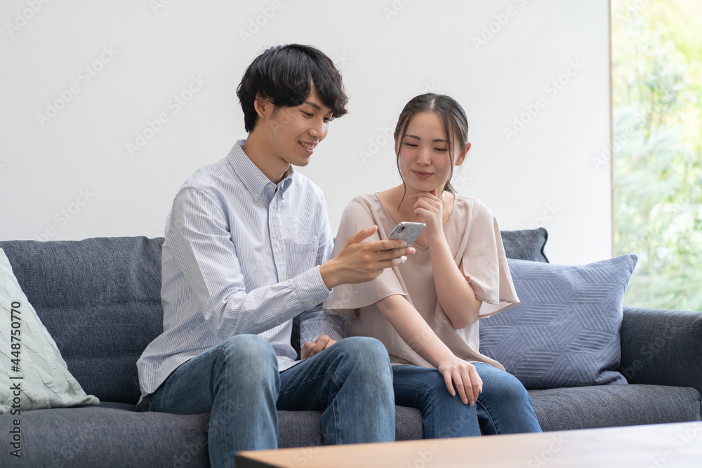 携帯を触るカップル 携帯を触るカップル