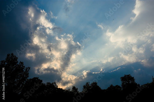 Clouds and sunrays in the sky © Osama