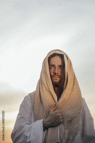 Fotografia Portrait of Jesus Christ in white robe against sky.