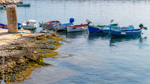 łodzie rybackie zacumowane w porcie, Giovinazzo, Puglia, Włochy