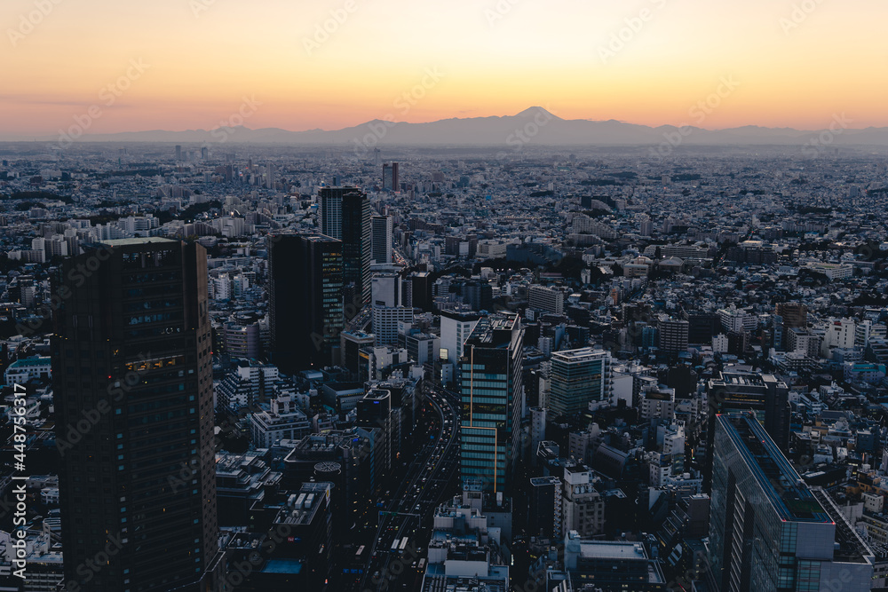 渋谷の屋上から見た、日の入り直後の富士山のシルエットと街並み
