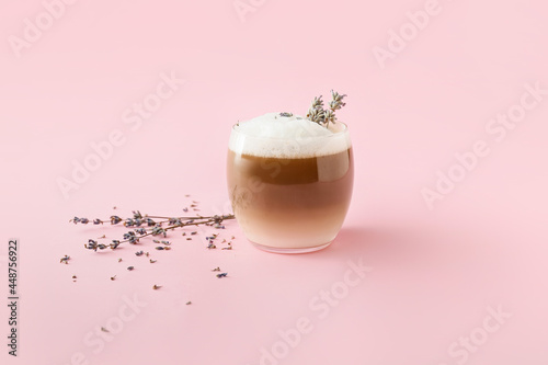 Carta da parati Glass of tasty lavender latte on color background
