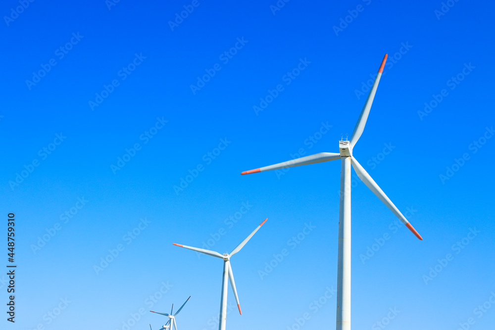 風力発電と青空の風景 風力発電と青空の風景