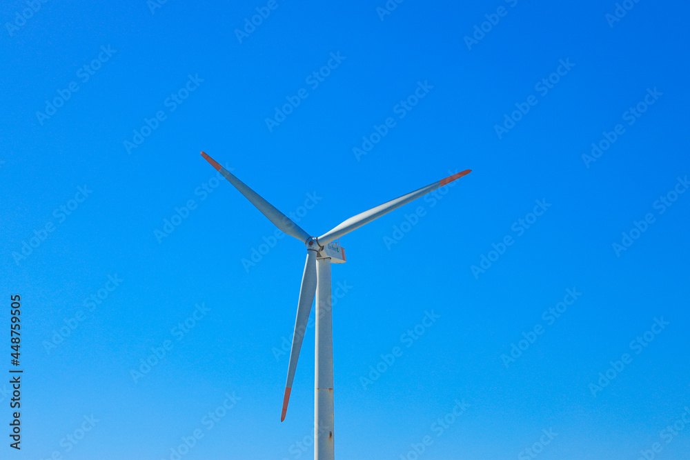風力発電と青空の風景