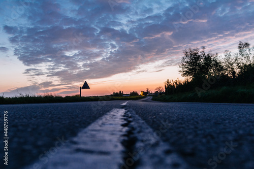 Route au couché de soleil