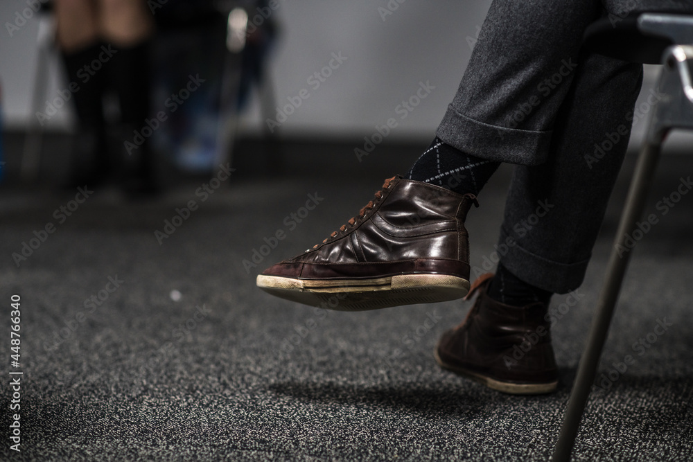 Jambes d'une personne attentive en formation