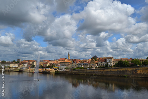 Vue de Bergerac depuis le vieux pont © graphlight