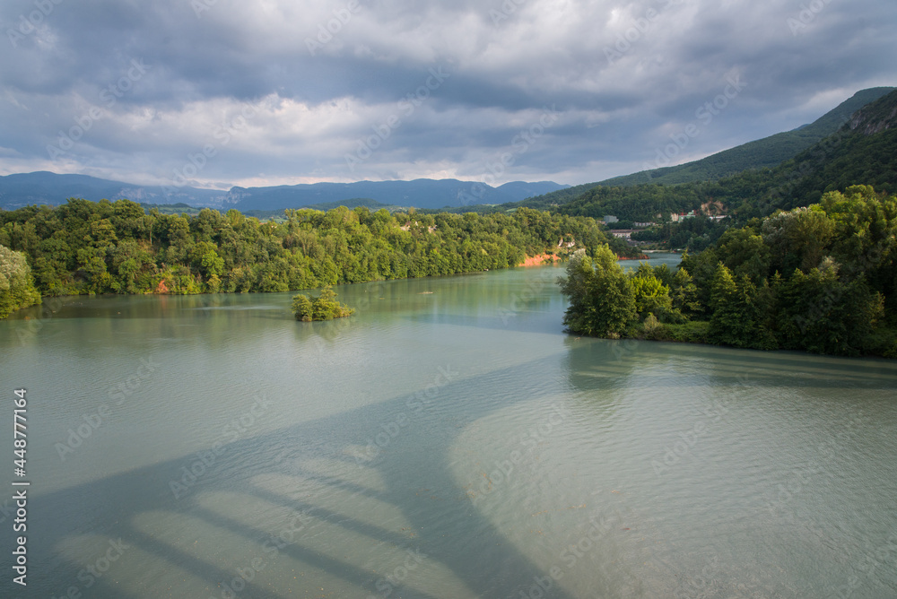 Obraz premium vue sur une rivière et l'ombre d'un pont. La Bourne. Rivière La Bourne. Paysage d'un fleuve dans la campagne