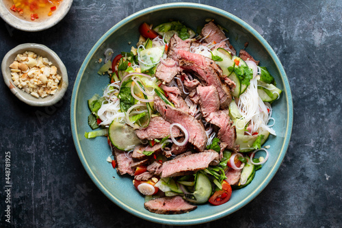 Photo Thai style beef salad with cucumber and peanuts