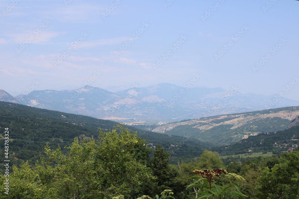 Naklejka premium Giù per la valle