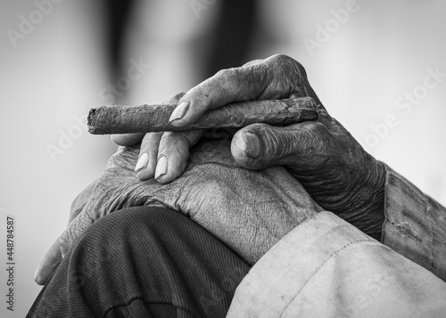 Las manos de un cubano photo