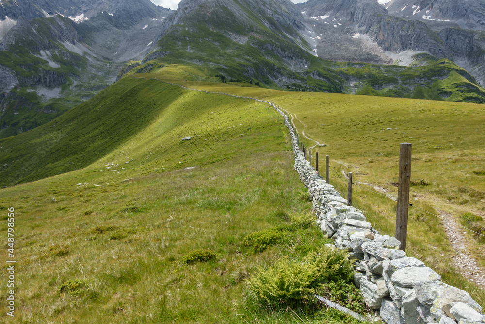 Fototapeta premium Grenzmauer aus Steinen