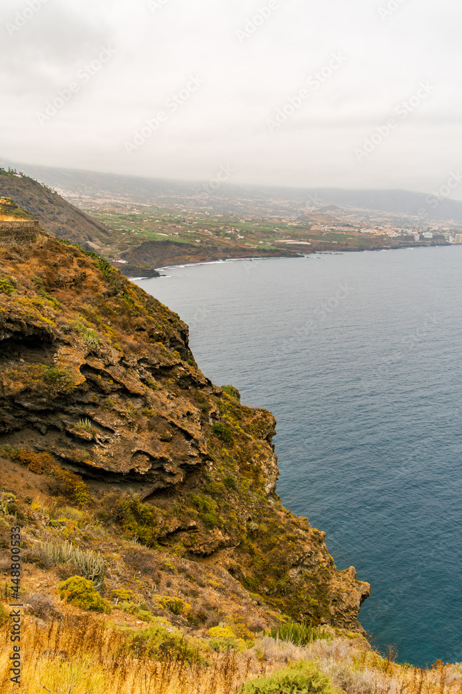 Paisaje con nubes de fondo en la costa de Tenerife