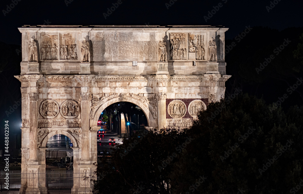 Arco di Costantino immerso nelle luci notturne di Roma