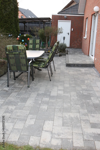 Terrasse mit Gartenm  beln.